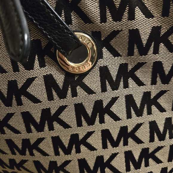 EUC Michael Kors Jet Set Signature Tote - Picture 2 of 3